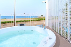 Suite, vistas al mar | Edredones de plumas, caja fuerte, cortinas opacas y wifi gratis