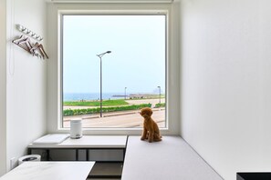 Habitación estándar, vista al océano | Edredón, caja de seguridad en la habitación y cortinas blackout 