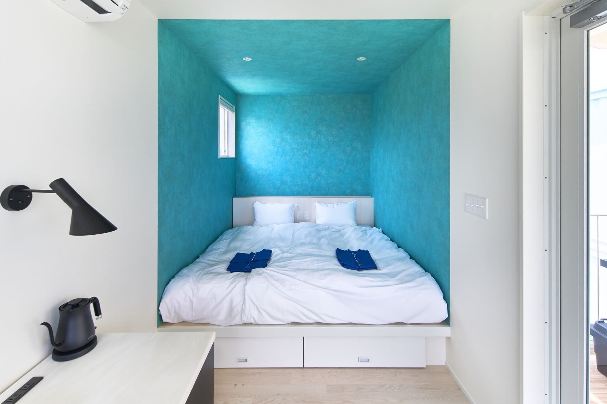 Down comforters, in-room safe, blackout drapes, free WiFi