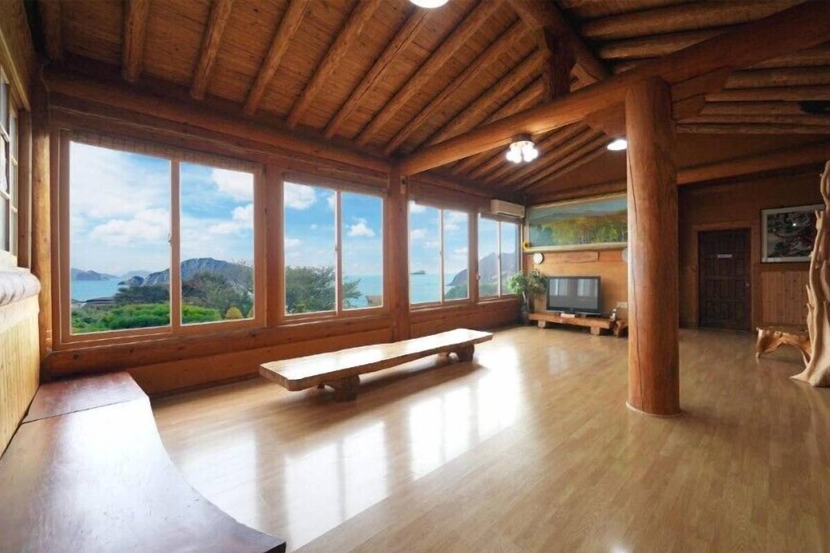 Room (Mi Mok Yeon)