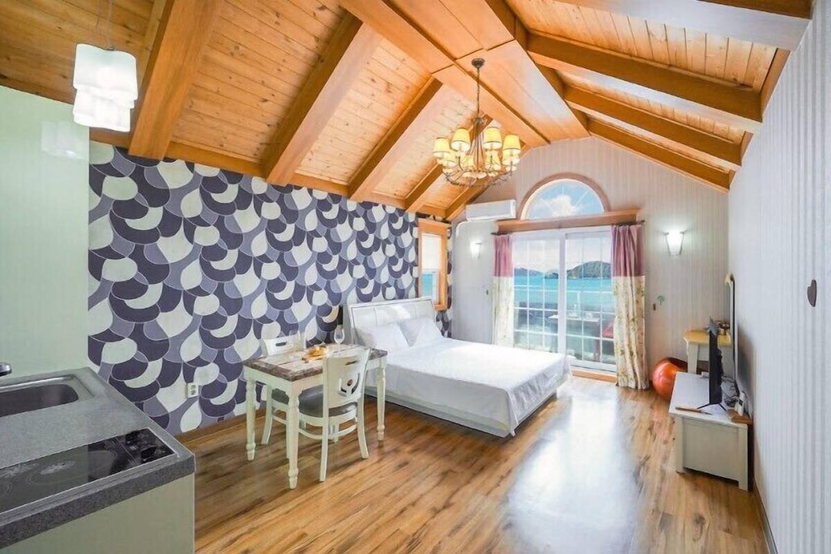 Room (Ivy)