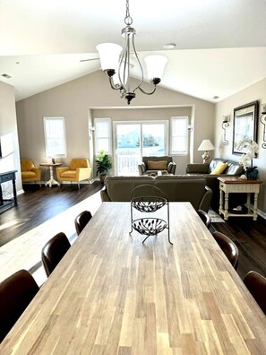 TV - Double Down, Down in Wildwood; Sleeps 17 (Wildwood)