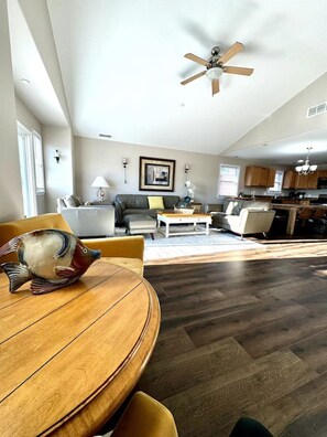 TV - Double Down, Down in Wildwood; Sleeps 17 (Wildwood)