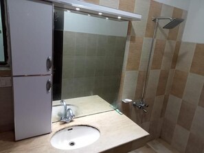 Deluxe Double Room | Bathroom | Towels