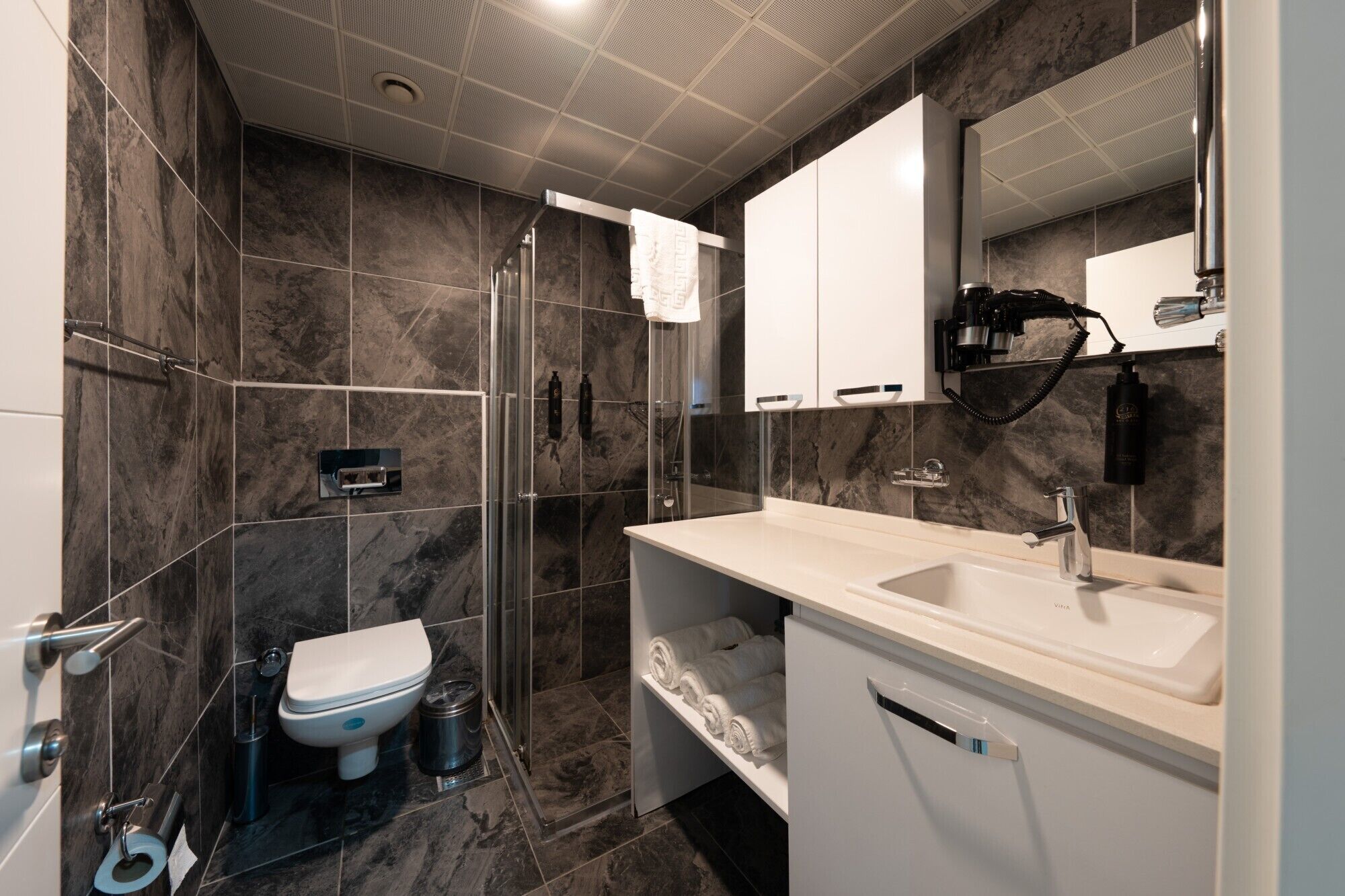 Double Room with Partial Bosphorus View | Baño | Regadera, amenidades de baño gratuitas, secadora de cabello, toallas 