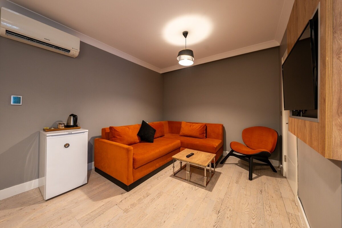 Junior Triple Room | Minibar, WiFi (free), bed sheets