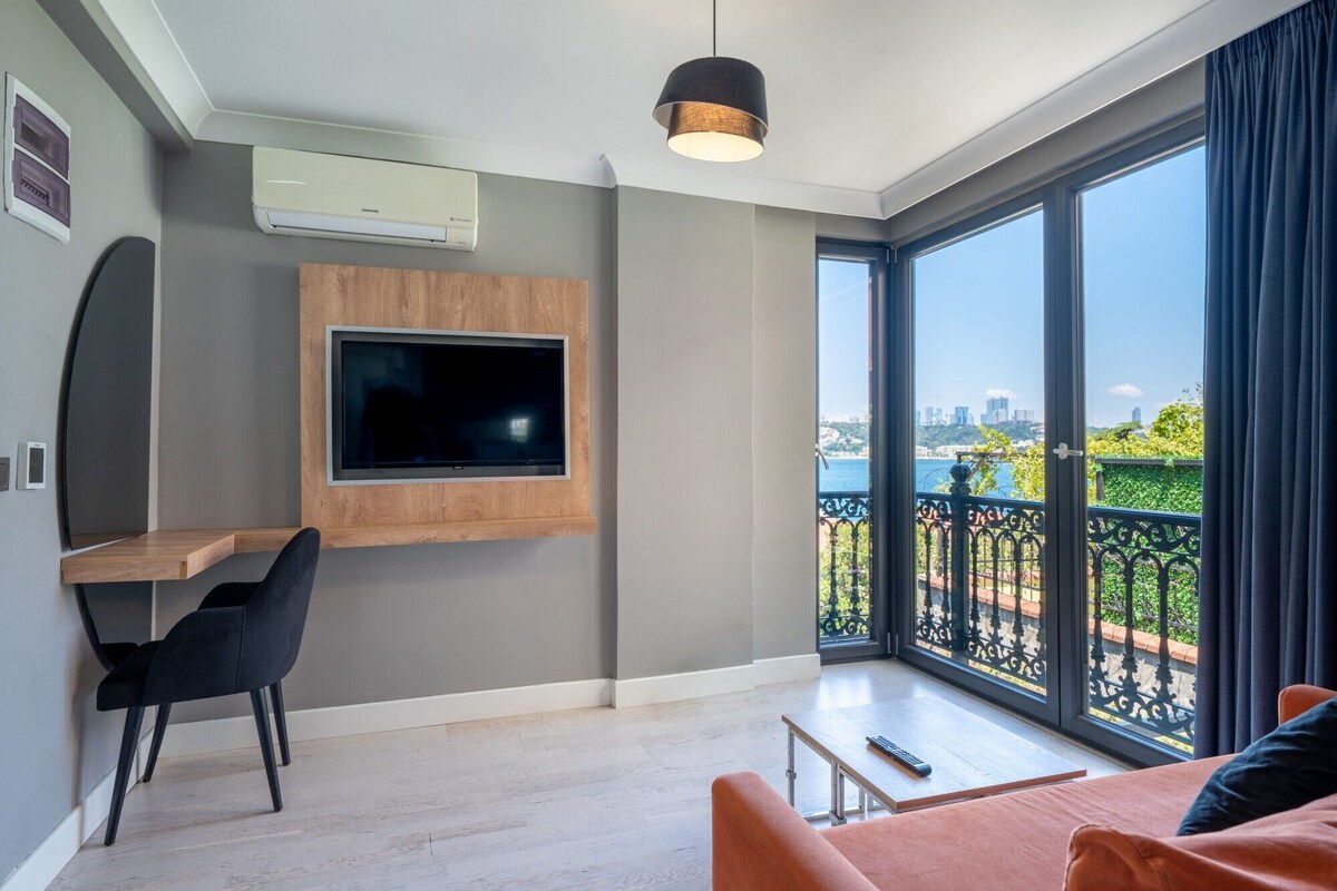 Double Room with Partial Bosphorus View | Minibar, WiFi (free), bed sheets