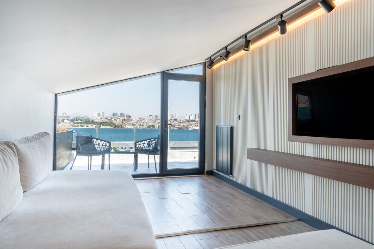 Panoramic Penthouse with Sea View | Minibar, WiFi (free), bed sheets