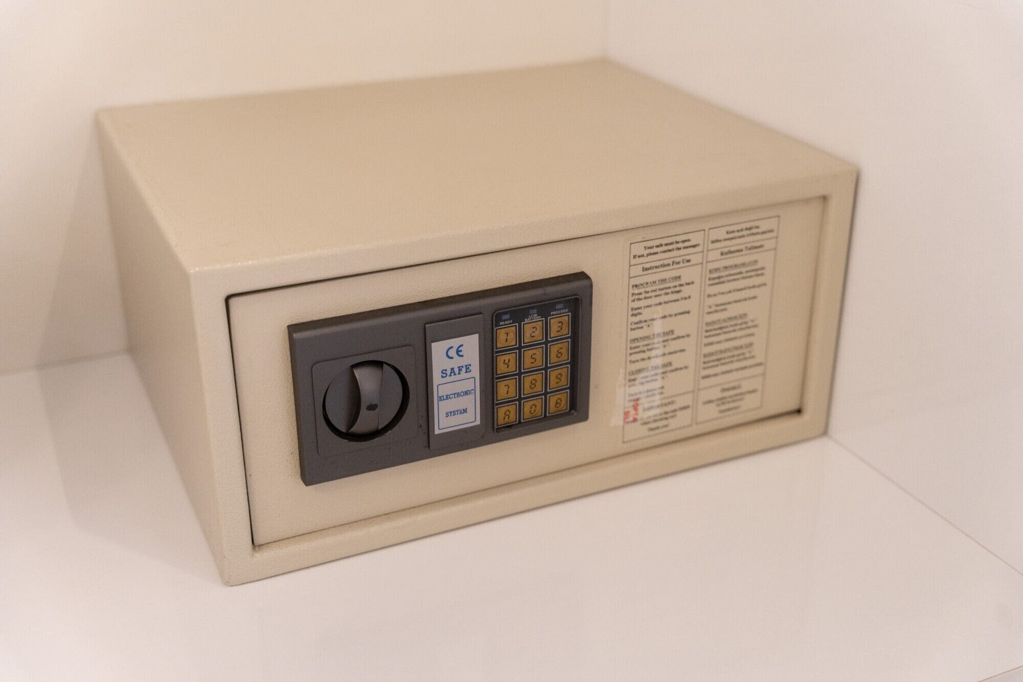 Un coffre-fort beige doté d’un clavier et d’une étiquette indiquant la conformité à la norme CE.