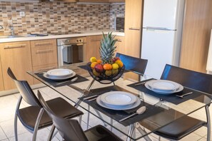Full-sized fridge, microwave, oven, stovetop