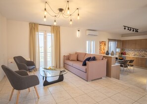 Vila conforto, 4 quartos, acesso à piscina, vista para a montanha | Área de estar | TV de tela plana 32 polegadas com canais digitais, TV, lareira