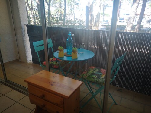 Appartement paisible dans une pinède à 5 minutes à pied de la plage