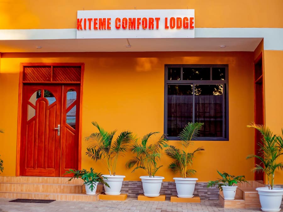 En bygning med et skilt, der viser "KITEME COMFORT LODGE".