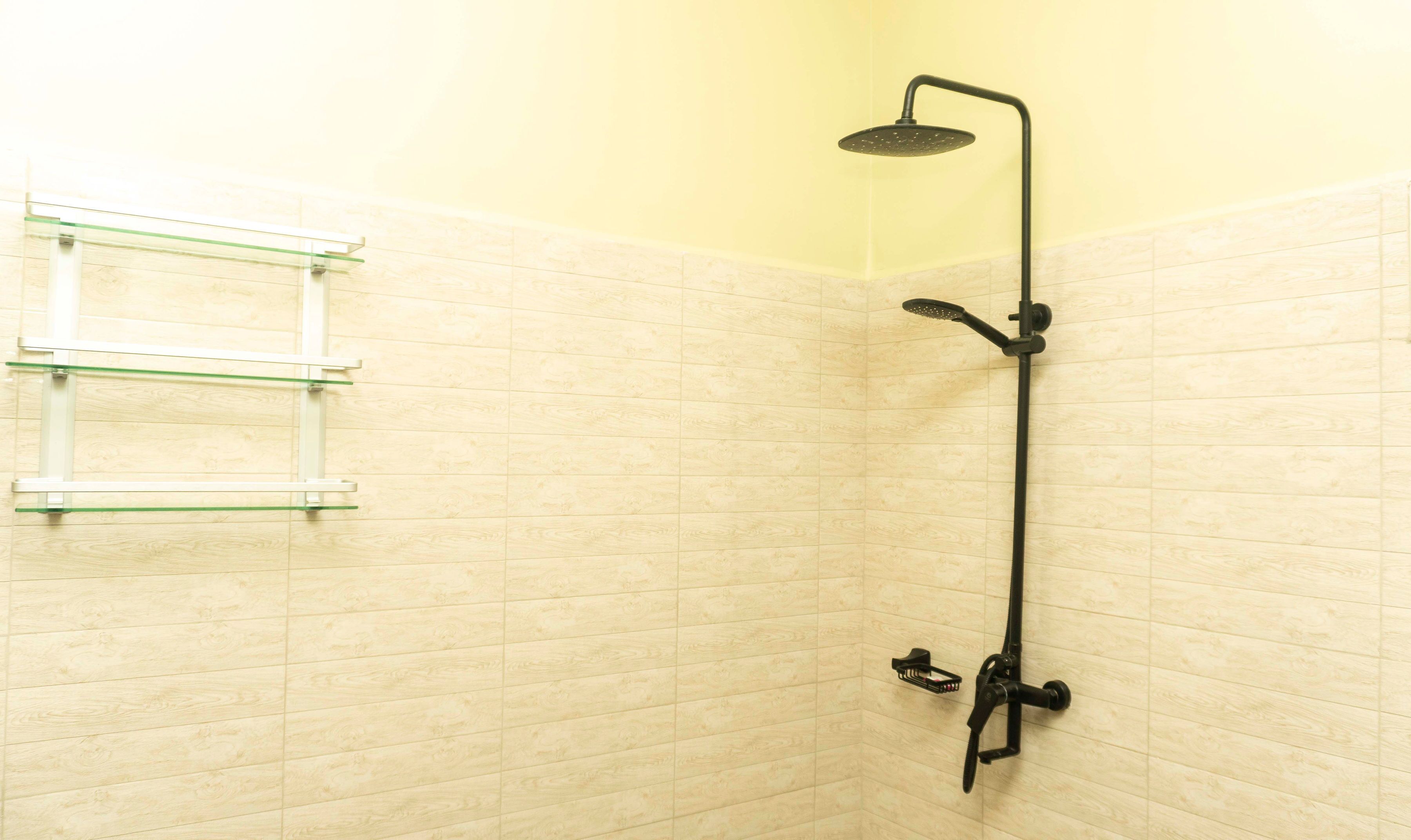 Quarto casal luxo, 1 quarto, para não fumantes, vista para a cidade | Banheiro | Chuveiro, chuveiro com efeito de chuva, chinelos, toalhas de banho