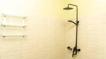 Quarto casal luxo, 1 quarto, para não fumantes, vista para a cidade | Banheiro | Chuveiro, chuveiro com efeito de chuva, chinelos, toalhas de banho
