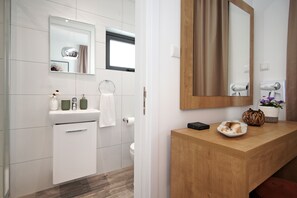 Bañera, secador de pelo y toallas