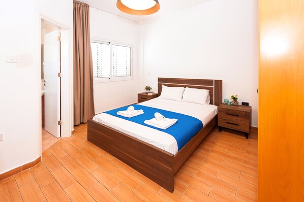 4 bedrooms, iron/ironing board, Internet, bed sheets