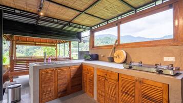 Jääkaappi, liesi, keittoastiat/astiat/ruokailuvälineet