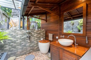 Shower, hair dryer, towels - Pondok Carik Peaceful Villa (Kec. Manggis)