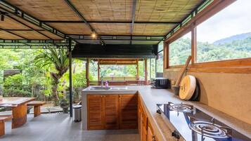 Jääkaappi, liesi, keittoastiat/astiat/ruokailuvälineet