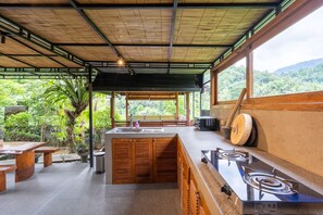 Refrigerador, placa de cocina, utensilios de cocina
