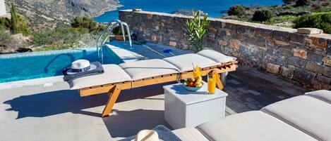 حمّام سباحة خارجي موسمي، مظلات على حمّام السباحة، مقاعد للتشمس