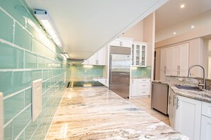 Refrigerador, microondas, horno y lavavajillas
