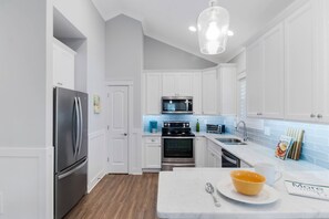 Réfrigérateur, micro-ondes, plaque de cuisson, lave-vaisselle