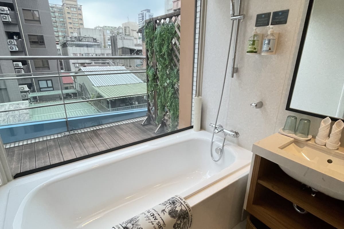 Superior Double Room | Peralatan tempat tidur premium, gebar bulu kapas, tilam berlapik