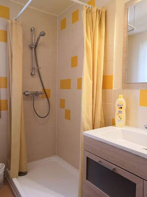 Shower, hair dryer, towels, soap - APARTMENT IN MONACHIL PUEBLO/GRANADA (ANDALUCIA) (Monachil)