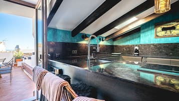 Een koelkast, een magnetron, een oven, een kookplaat