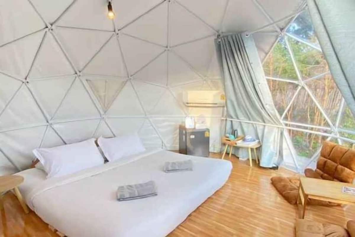 Minibar, wifi gratis y ropa de cama