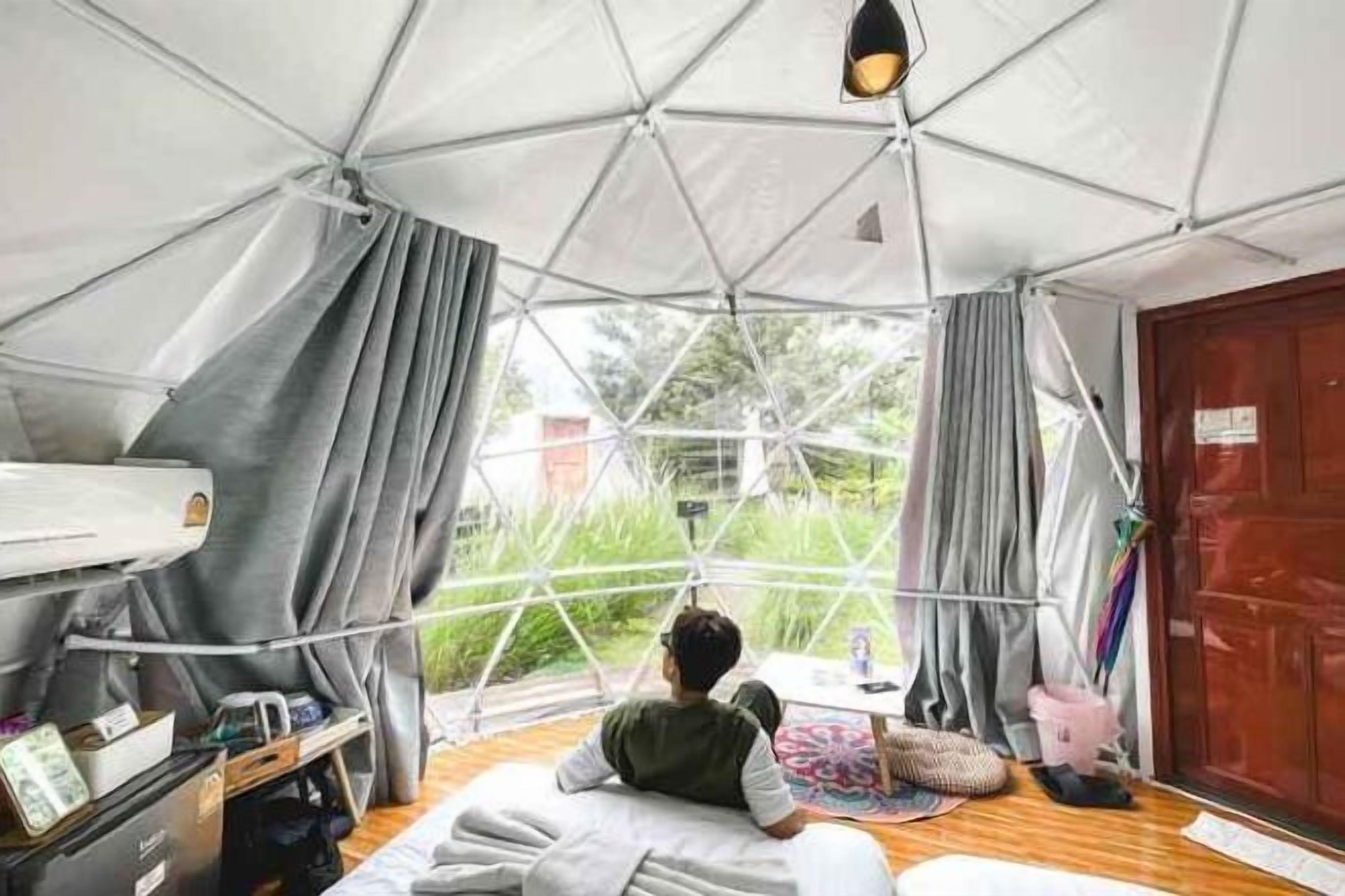 Minibar, free WiFi, bed sheets