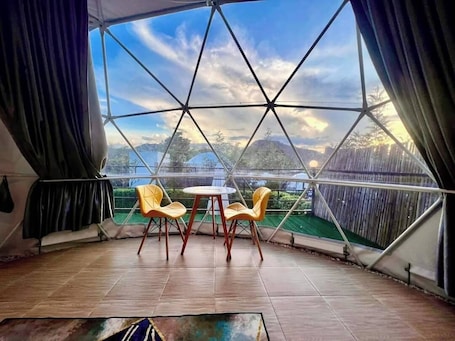 Minibar, wifi gratis y ropa de cama