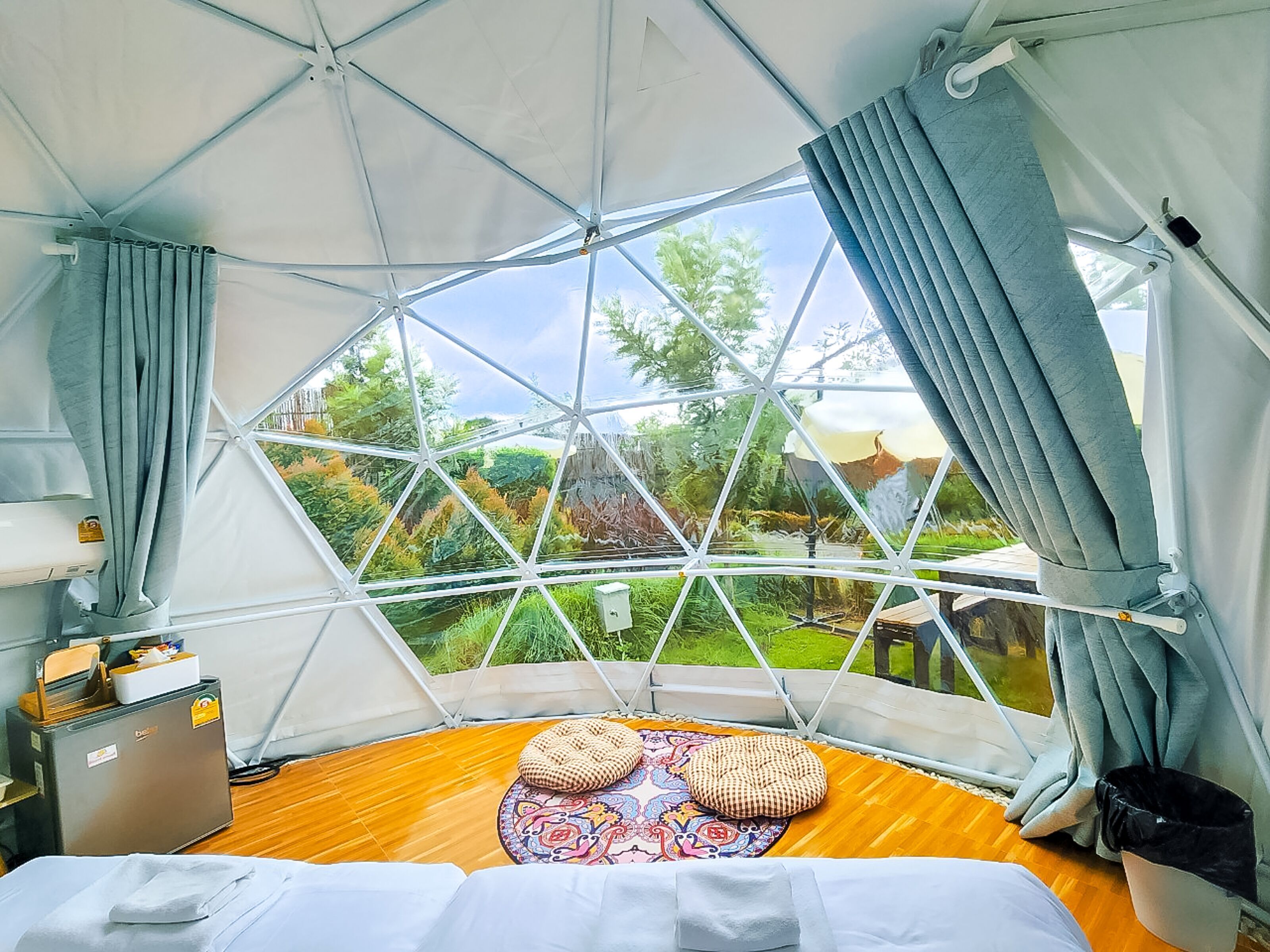 Minibar, free WiFi, bed sheets