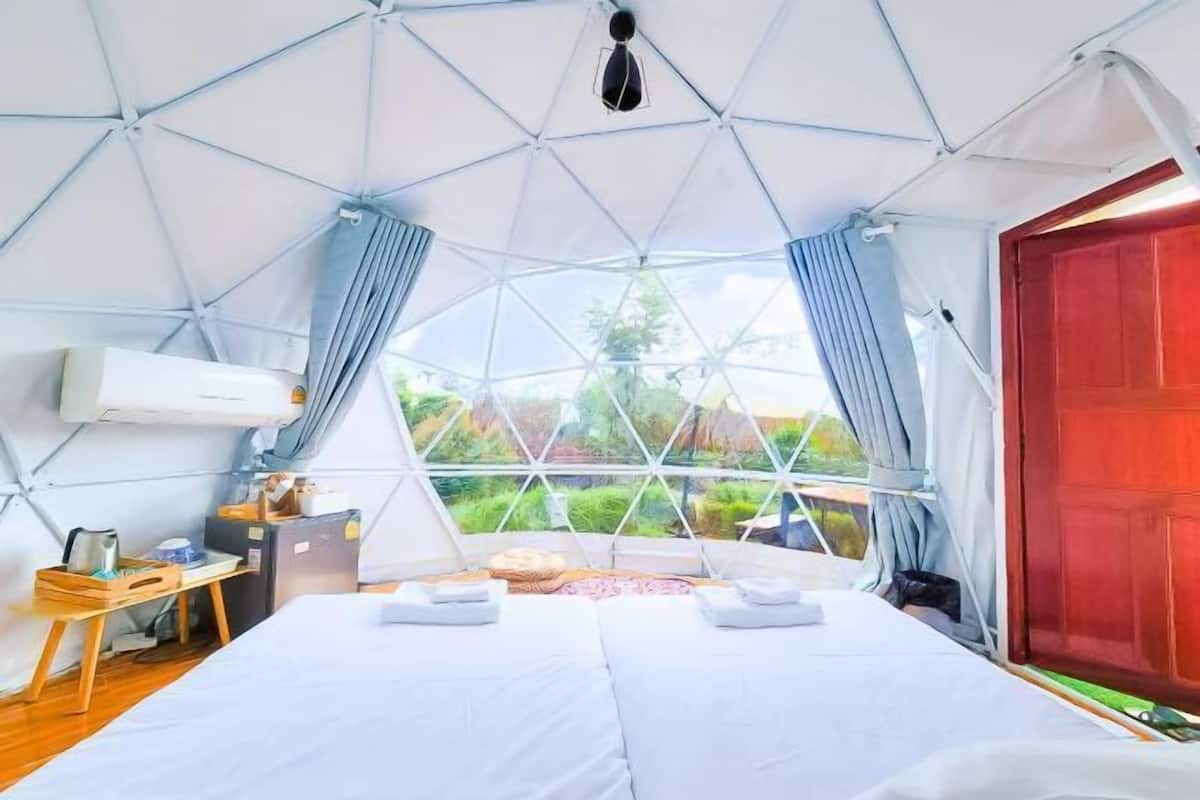 Minibar, free WiFi, bed sheets