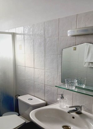 Deluxe Apartment | Bathroom | Shower, rainfall showerhead, towels - JP Pool & Apartments (Kos)