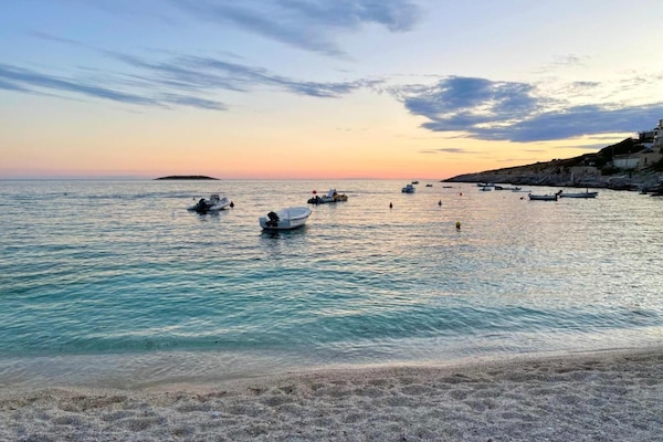 بالقرب من الشاطئ