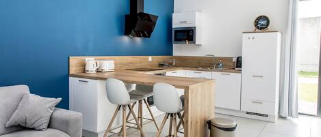 Kjøleskap, mikrobølgeovn, ovn og kokeplater