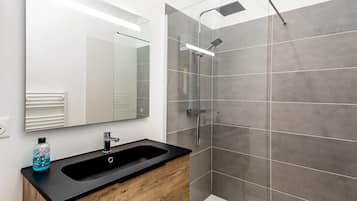 Douche, sĂšche-cheveux, serviettes fournies, papier toilette