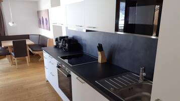 Wasserkocher mit Kaffee-/Teezubehör, Kühlschrank, Mikrowelle, Ofen