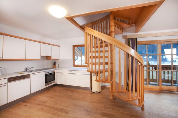 Enjoy cooking in this well-equipped kitchen with an oven and dishwasher.