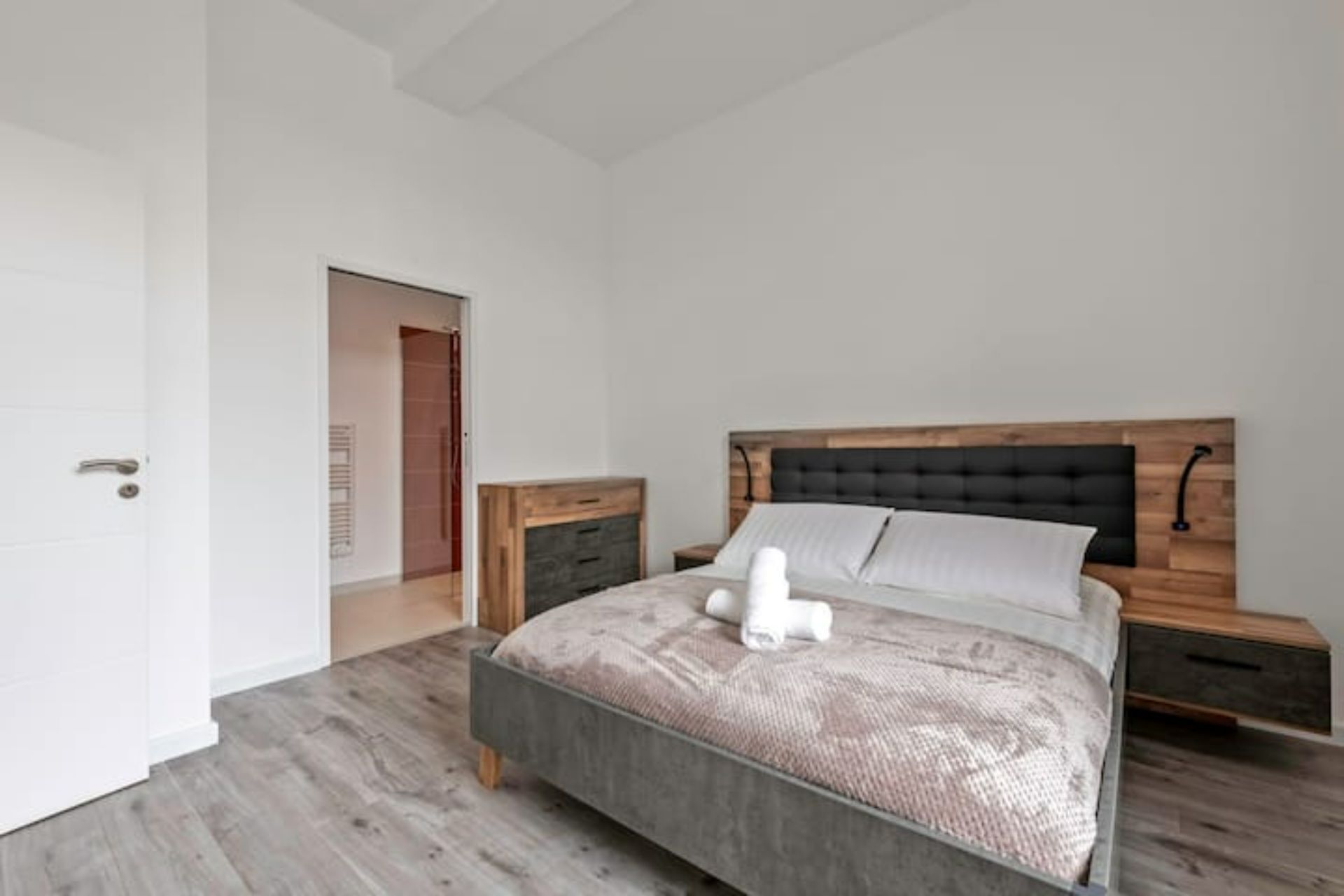 1 habitación, tabla de planchar con plancha, wifi gratis y ropa de cama 