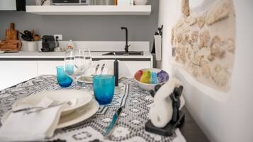 Réfrigérateur, micro-ondes, plaque de cuisson, cafetière/bouilloire