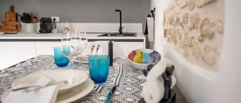 Réfrigérateur, four à micro-ondes, surface de cuisson, cafetiÚre-théiÚre