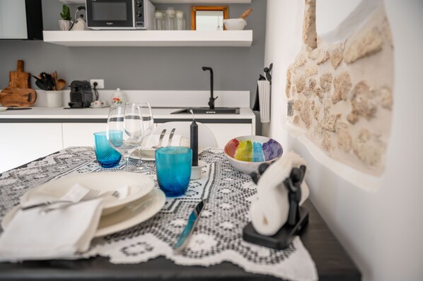 Frigorífico, microondas, placa de cocina y cafetera o tetera