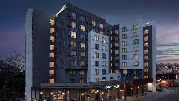 A Courtyard hotel with a modern design, featuring multiple floors, large windows, and a well-lit entrance. - Courtyard By Marriott Nanaimo (Nanaimo)