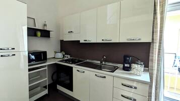 Frigorifero, microonde, forno, piano cottura