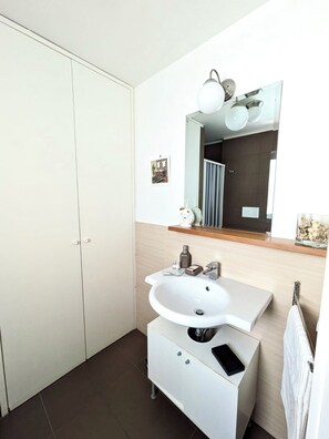 Dusche, Haartrockner, Bidet, Toilettenpapier