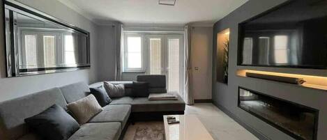 Televisión y chimenea